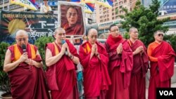 抗議活動中藏傳佛教的喇嘛誦經祈福。 （美國之音記者方正拍攝）