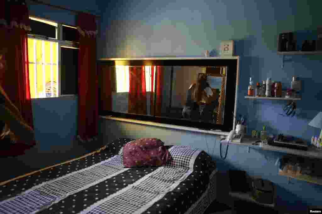 Um quarto para alugar na hospedaria de Maria Clara dos Santos na favela da Rocinha no Rio de Janeiro. Empresários locais e estrangeiros estão a fazer lucro com a construção de novos hóteis no país que recebe o Mundial de Futebol que arranca a 12 de Junho de 2014. Foto tirada a 11 de Abril, 2014. 