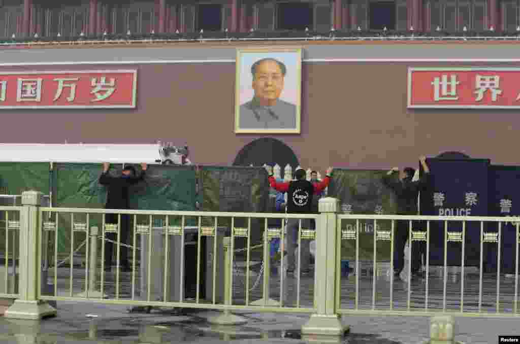  2013年10月28日天安门汽车起火撞击案发生后，警察在天安门前设置屏障，清理现场