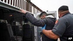 Seorang migran asal Kolombia diamankan oleh petugas patroli perbatasan AS setelah ia mencoba kabur dari pemeriksaan petugas perbatasan di dekat wilayah Hidalgo, Texas, pada 4 Mei 2023. (Foto: AP/Veronica G. Cardenas)