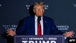 資料照片：前總統特朗普在新罕布什爾州的一次競選活動上講話。(2023年8月8日)