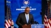 ARCHIVO - El entonces presidente electo Joe Biden observa cómo el general retirado del ejército Lloyd Austin, su elección para secretario de Defensa, abandona el podio después de hablar en el teatro The Queen en Wilmington, Delaware, el 9 de diciembre de 2020.