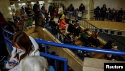 Orang-orang berlindung di sebuah tempat perlindungan di stasiun metro di tengah serangan militer Rusia di Kyiv, ibu kota Ukraina, Rabu, 13 November 2024. (Foto: Alina Smutko/Reuters)