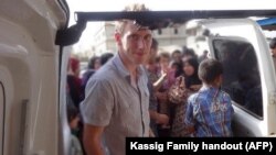 Foto proporcionada por la familia de Abdul-Rahman Kassig en donde el exsoldado aparece en algún lugar de la frontera siria, a fines de 2012 o el otoño de 2013, ayudando a entregar provisiones a refugiados.