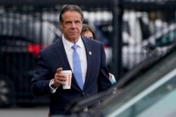 Gubernur New York bersiap naik helikopter setelah megumumkan pengundurannya pada 10 Agustus.