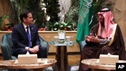 O secretário de Estado dos EUA, Marco Rubio, reúne-se com o príncipe herdeiro da Arábia Saudita, Mohammed bin Salman, em Riade, na Arábia Saudita, na segunda-feira, 17 de fevereiro de 2025.