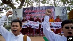 បាតុករ​មីយ៉ាន់ម៉ា​លើក​បដា​ផ្សេងៗ ស្រប​ពេល​មាន​ការ​ស្រែក​ពាក្យ​ស្លោក​នានាន​អំឡុង​ពេល​មាន​ក្បួន​បាតុកម្ម​មួយ​ប្រឆាំង​នឹង​សាលក្រម​របស់​តុលាការ​ថៃ​ប្រឆាំង​កម្មករ​ចំណាកស្រុក​មីយ៉ាន់ម៉ា​ពីរ​នាក់ នៅ​ក្រុង​យ៉ានហ្គន ប្រទេស​មីយ៉ាន់ម៉ា នា​ថ្ងៃ​ទី២៩ ខែ​ធ្នូ ឆ្នាំ​២០១៥។