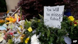 Tempat perkabungan untuk aktor Robin William di luar rumah yang digunakan untuk pengambilan gambar film "Mrs. Doubtfire", 15 Agustus 2014 di San Francisco. Pejabat berwenang mengatakan Williams meninggal bunuh diri. 