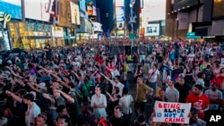 Une manifestation massive à Times Square (New YorK) contre le verdict 