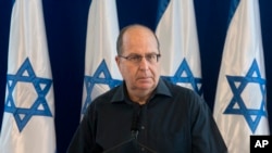 Menteri Pertahanan Israel, Moshe Yaalon dalam konferensi pers di Kementerian Pertahanan di Tel Aviv, Israel (20/5).