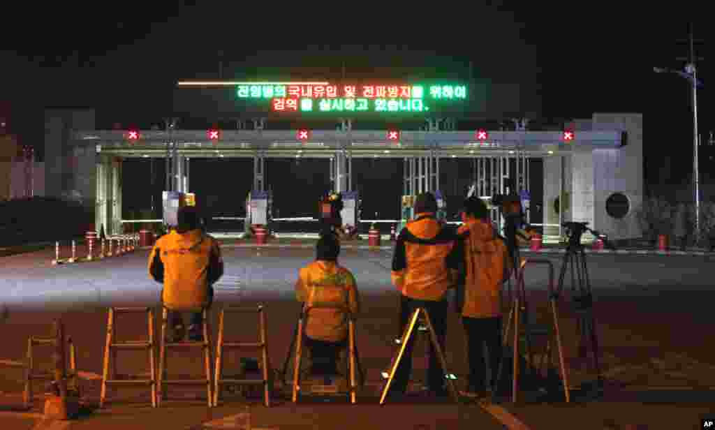 2013年4月29日,媒体在韩国坡州板门店边界村附近的海关等待从朝鲜开城返回的韩国人。