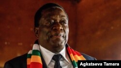 Emmerson Mnangagwa, vote à l'école primaire de Sherwood à Kwekwe, Zimbabwe, le 30 juillet 2018.