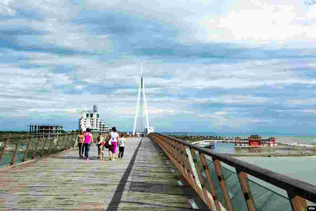 Inaugurated in 2011 with fireworks that could be seen in the nearby secessionist region of Abkhazia, Anaklia's 540-meter pedestrian bridge already looks weather beaten. (V. Undritz for VOA)