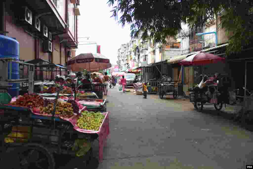  រូបឯកសារ៖ រទេះផ្លែឈើចតនៅក្បែរអគារប៊ូលឌិញនាពេលល្ងាច។ អ្នកលក់ផ្លែឈើទាំងនេះគឺជាអ្នករស់នៅក្នុងអគារប៊ូលឌិញ កាលពីថ្ងៃសុក្រទី៥ ខែកញ្ញា ឆ្នាំ២០១៤។ (នូវ ពៅលក្ខិណា/VOA)