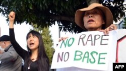 Para aktivis sipil meneriakkan slogan dan memegang spanduk menentang perkosaan yang dilakukan dua tentara Amerika di Okinawa, Jepang (Foto: dok). Pengadilan pulau Okinawa menjatuhkan hukuman penjara atas Kelasi Christopher Browning dan kyler Dozierwalker terkait perkosaan bulan Oktober tahun lalu.