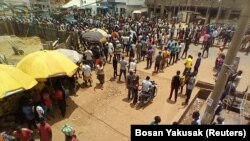 Watu wakiandamana katika mitaa ya Kaduna kulaani utekaji nyara mwengine wa watu 16, katika eneo la halmashauri la Kaduna, Nigeria, Julai 8, 2021. (Foto: REUTERS/Bosan Yakusak)