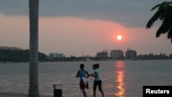 Pôr-do-sol na Marginal de Luanda, Angola