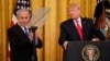 PM Benjamin Netanyahu dan Presiden AS Donald Trump memberikan pernyataan bersama saat mengungkap rencana perdamaian Timur Tengah yang diumumkan hari Selasa (28/1) di Gedung Putih. 