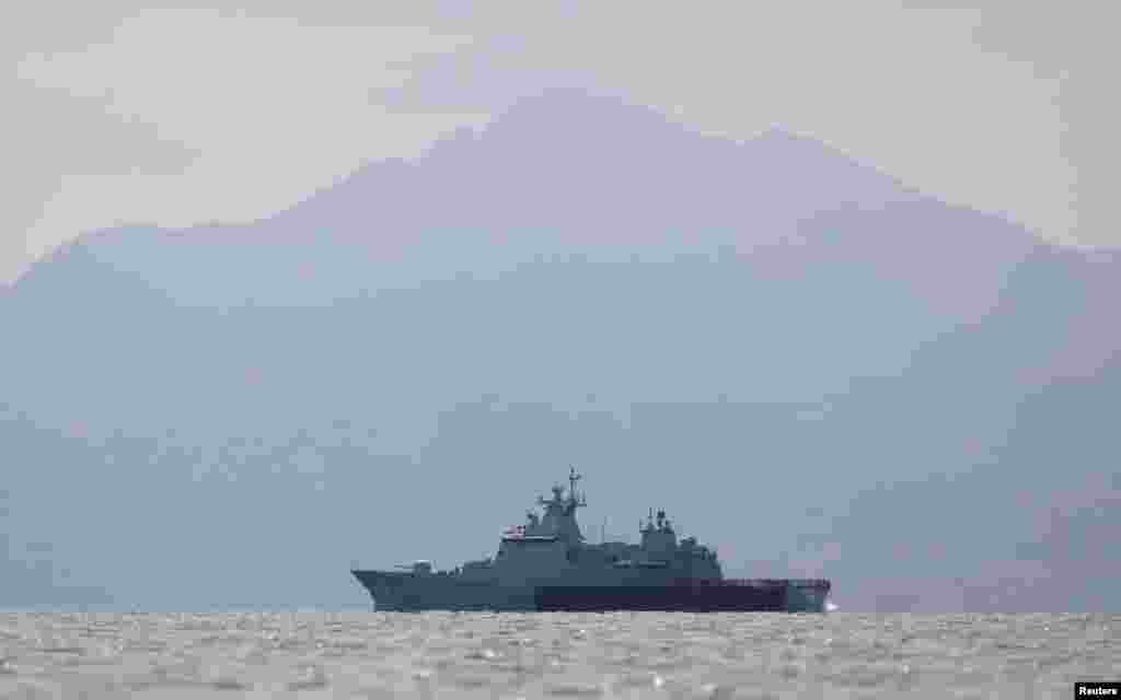 Sebuah kapal angkatan laut Malaysia berpatroli di perairan dekat pulau Langkawi (17/5). Kapal-kapal Malaysia hari Sabtu mencegah sebuah kapal berisi migran masuk ke Malaysia, mengabaikan seruan PBB untuk penyelamatan segera. (Reuters/Olivia Harris)