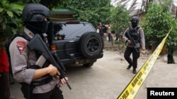 Beberapa polisi dari Densus 88 Antiteror bersiaga di sebuah rumah yang dihuni terduga pendukung ISIS, di Kampung Sepatan, Tangerang, Banten, 20 Oktober 2016. (Foto: Antara via Reuters)
