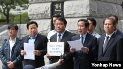 개성공단기업 비상대책위원회 정기섭 위원장(오른쪽 두번째) 등 개성공단 입주기업 관계자들이 9일 서울 종로구 헌법재판소 앞에서 기자회견을 열고 개성공단 전면중단 조치에 대해 헌번소원을 낼 것이라고 발표했다.