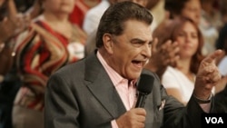 El popular presentador de Sábado Gigante, Mario Kreutzberger, continuará con Univisión presentando especiales.