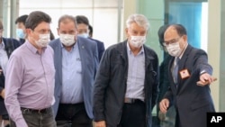 Senator Prancis Alain Richard (kedua kanan, dikawal oleh pejabat Taiwan setibanya di Bandara Internasional Taoyuan, Taiwan, Rabu, 6 Oktober 2021. (Central News Agency/Pool Photo via AP)