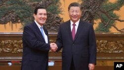 Presiden China Xi Jinping berjabat tangan dengan Mantan Presiden Taiwan Ma Ying-jeou saat pertemuan mereka di Beijing pada 10 April 2024, dalam usaha untuk mendorong persatuan antara dua pihak yang terpisah akibat perang saudara pada 1949. (Ju Peng/Xinhua via AP)