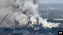 Asap membubung dari kapal AL AS, USS Bonhomme Richard, di Pangkalan AL San Diego, California, 12 Juli 2020.