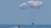 La cápsula Crew Dragon de SpaceX con los astronautas de la NASA Bob Behnken y Doug Hurley amariza en aguas del Golfo de México el 2 de agosto de 2020.