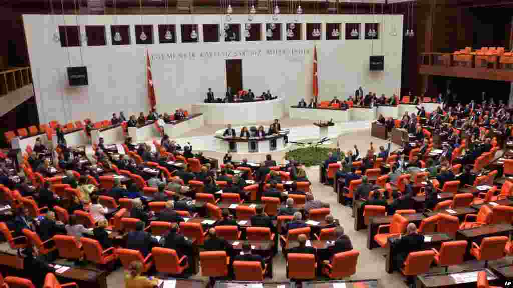 Au Parlement Turc, les législateurs débattent pour approuver une motion autorisant le gouvernement de lancer des incursions en Syrie et en Irak et permettant aux forces étrangères d’utiliser le territoire turc pour des opérations contre l’Etat Islamique.