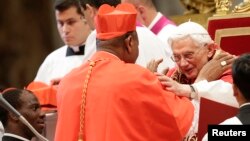 Papa Bento XVI na benção ao novo Cardinal John Olorunfemi Onaiyekan da Nigéria durante um cerimónia na Basílica de San Pedro no Vaticano (Nov 24, 2012)