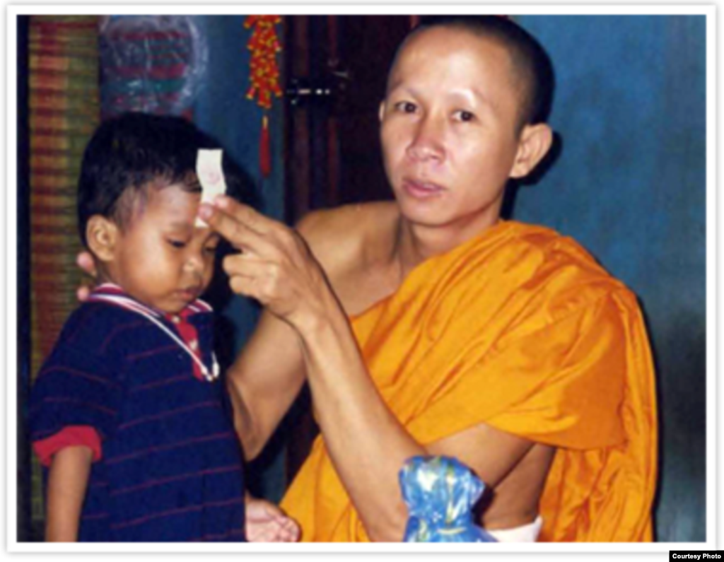Jordan Pisey Windle ដែលជាកីឡាករលោតទឹកថ្នាក់ជាតិវ័យក្មេងដ៏ឆ្នើមម្នាក់របស់សហរដ្ឋអាមេរិក ថតរូបជាមួយឪពុកទាំងពីរនាក់របស់គេ គឺលោក Jerry Windle និងលោក Andres Rodriguez ក្រោយពីការប្រកួត។ (រូបថតផ្តល់ឲ្យ)
