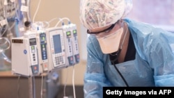 Zdravstvena radnica brine o oboljelom od Covida-19 na respiratoru, na jedinici intenzivne njege baptističkoj bolnici Floyd, New Albany, Indiana, 7. septembra 2021.