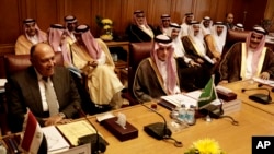 Menteri Luar Negeri Arab Saudi Arabia Adel al-Jubeir, tengah, dan Perdana Menteri Mesir Sameh Shoukry, kiri, bertemu di markas besar Liga Arab di Kairo, Mesir, 19 November 2017.