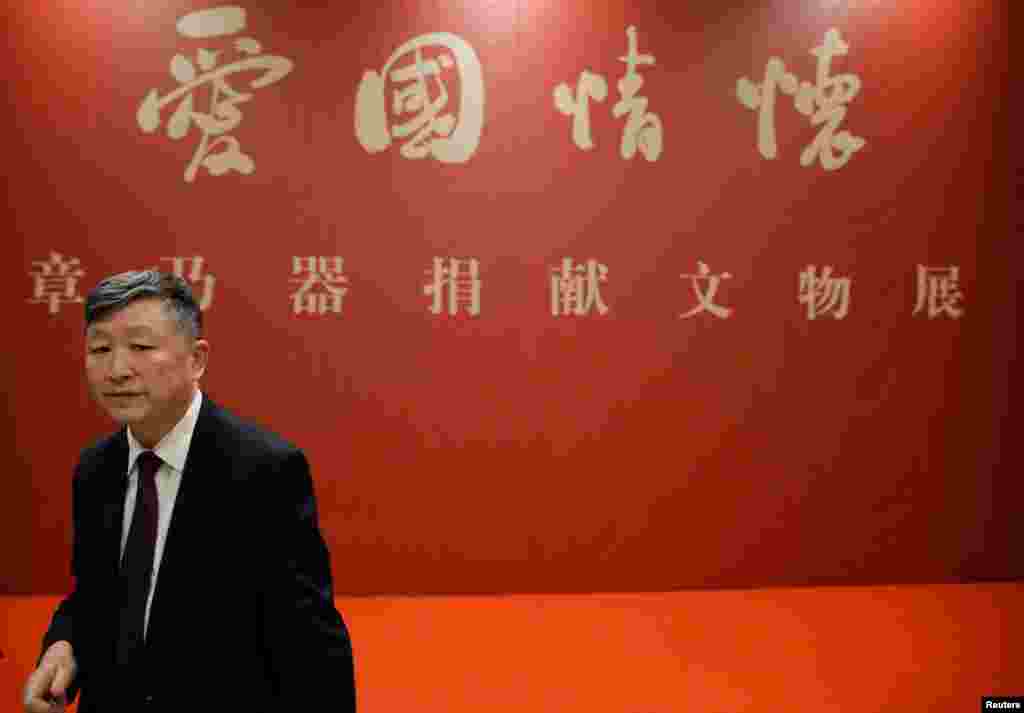中国历史学学者章立凡在北京的国家博物馆参观“爱国情怀——章乃器捐献文物展”。章立凡的父亲章乃器被新京报称作著名爱国民主人士、民族资本家、经济学家和文物收藏大家,1952年起任粮食部部长。