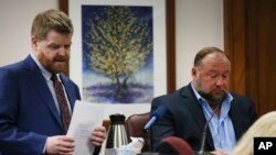 El abogado de dos padres demantantes interroga al locutor Alex Jones en el juicio por difamación en Austin, Texas, el 3 de agosto de 2022. Foto de grupo de prensa trasmitida por AP.