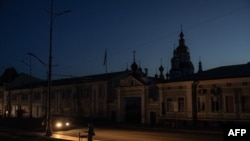 Російські обстріли призвели до відключення електропостачання у багатьох містах України. На фото – вулиці Харкова після російських обстрілів. 8-ме квітня 2024 року. (Photo by Roman PILIPEY / AFP)