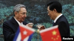 Los mandatarios de Cuba, Raúl Castro, y de China, Hu Jintao, brindan durante la cermonia de bienvenida en el Gran Palacio del Pueblo, en Beijing.