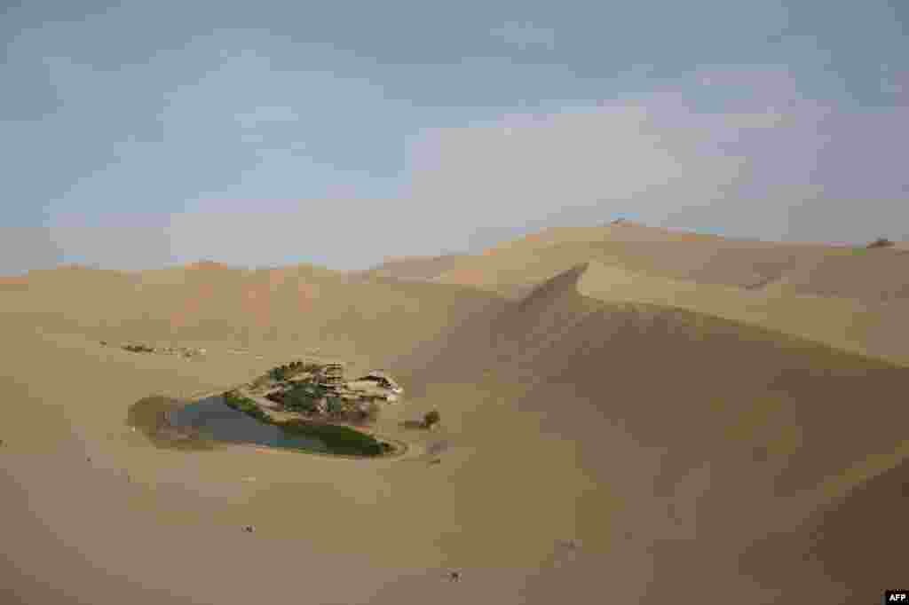 Pemandangan Danau Yueyaquan di kota Dunhuang, di barat laut Provinsi Gansu China. Dunhuang dahulu merupakan rute jalan sutra dan pusat perdagangan antara China dan Barat, pada jaman Dinasti Han.