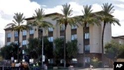 Un hotel Hampton Inn, similar al donde fueron detenidos los niños migrantes, fotografiado el 21 de julio de 2020.pasado en Phoenix, Arizona.