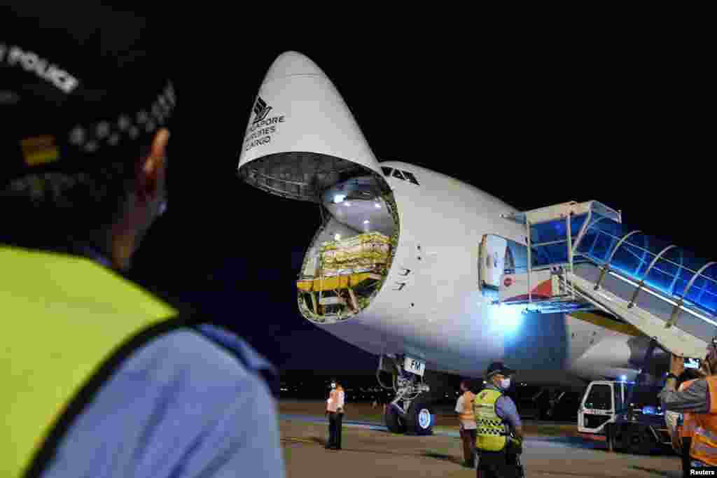 El primer avi&#243;n con la carga de vacunas contra el nuevo coronavirus arriba al aeropuerto principal de Singapur para ser distribuida inmediatemente [Foto: Kua Chee Siong/Reuters].
