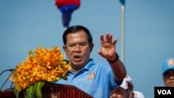 រូបឯកសារ៖ លោក​ ហ៊ុន សែន​​ មេ​បក្ស​កាន់​អំណាច​ថ្លែង​ទៅ​កាន់​អ្នក​គាំទ្រ​របស់​ខ្លួន​ ​ដែល​ប្រមូលផ្តុំ​នៅ​ឯ​ផ្លូវ​មួយ​កន្លែង​ក្នុង​រាជធានី​ភ្នំពេញ​មុន​ពេល​ហែក្បួន​ឃោសនា​បោះឆ្នោត​ឃុំ-សង្កាត់​ថ្ងៃ​ចុង​ក្រោយ​ ​នា​ថ្ងៃទី​០២​មិថុនាឆ្នាំ២០១៧។​ ​(នៅ វណ្ណារិន/VOA) 