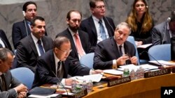 Jordanian Foreign Minister and President of the U.N. Security Council Nasser Judeh (r) listens to U.N. Secretary-General Ban Ki-moon at U.N. headquarters, Jan. 20, 2014.
