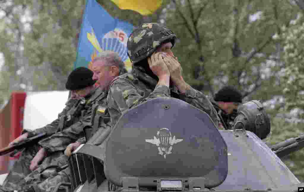 Tentara penerjun payung Ukraina menetapkan posisi di Slovyansk, Ukraina (2/6). (AP/Efrem Lukatsky)