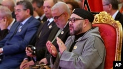 Raja Maroko, Mohammed VI memberikan tepuk tangan dalam upacara penandatanganan dokumen pembangunan kota industri China di negara tersebut, dalam acara di Tangier, pada 20 Maret 2017. (Foto: AP/Abdeljalil Bounhar)