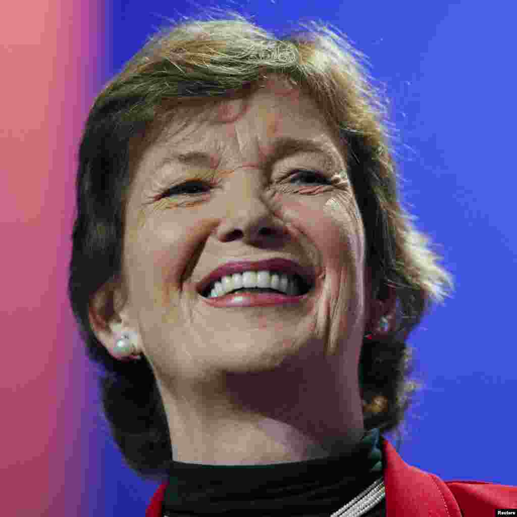 Mary Robinson, former president of Ireland, participates in a pledge to work on environmental entrepreneurship in New York on September 21, 2010. (Reuters)