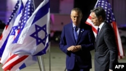 El secretario de Estado de EEUU, Antony Blinken, a la derecha, es recibido por el embajador estadounidense en Israel, Jacob Lew, a su llegada al aeropuerto Ben Gurion el 30 de abril de 2024. 