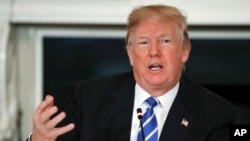 La vocera de la Casa Blanca, Sarah Huckabee Sanders, dijo que el mandatario estadounidense, Donald Trump, habló con el senador republicano de Texas John Cornyn, para ver si se podía aprobar una medida bipartidista que fortalezca la base de datos del FBI para quienes deseen comprar armas.