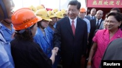 Trabajadores del Grupo de Construcción de Shanghai saludan al presidente Xi Jinping durante su visita en Couva, Trinidad y Tobago.
